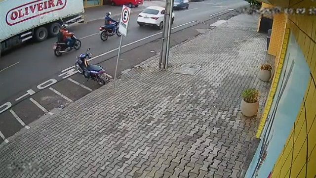 [動画0:23] 二台のバイク、まとめて吹っ飛ばす