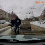 [動画0:41] 何があった？ロシア人、道路上で運転手に暴行して喧嘩に