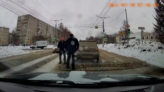 [動画0:41] 何があった？ロシア人、道路上で運転手に暴行して喧嘩に