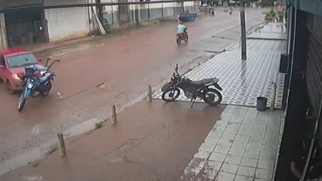 [動画0:19] Ｕターンする車にバイクが衝突、ライダーが地面に叩きつけられる