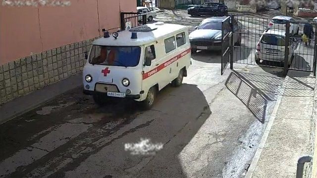 [動画1:25] 救急車、ゲートを破壊するも走り去る