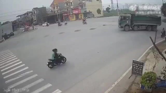 [動画0:36] 信号無視のバイク、後部座席の女性に重傷を負わす