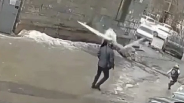 [動画0:32] 屋根から落下する氷の塊、女性の頭に直撃・・・