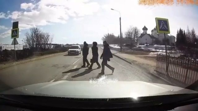 [動画0:11] 横断歩道の手前で停止、後続車が突っ込んでくる