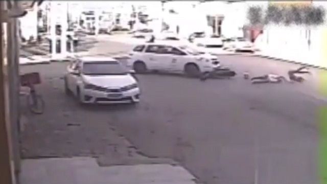 [動画0:16] 飛び出す車、バイクに横から突っ込む