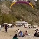 [動画1:00] ビーチに着陸するパラグライダー、女性を襲う