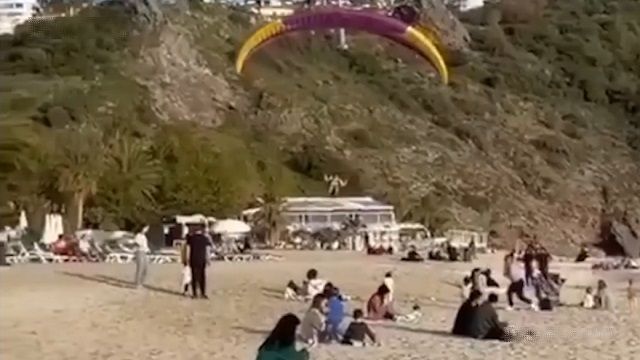 [動画1:00] ビーチに着陸するパラグライダー、女性を襲う