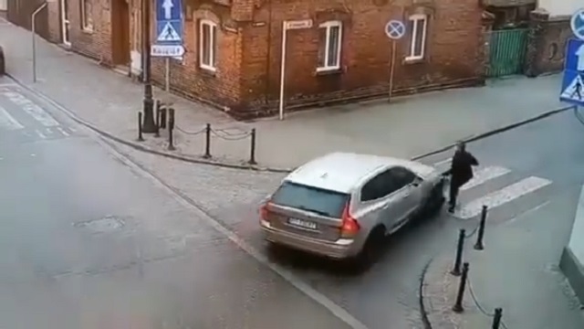[動画0:09] あ痛たたっ！横断歩道の女性を車が乗り越えていく