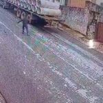 [動画0:49] 無人で坂を下るトラック、コンクリート管を道路に落とす