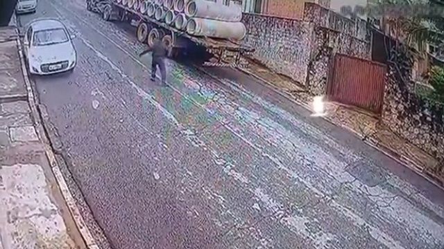[動画0:49] 無人で坂を下るトラック、コンクリート管を道路に落とす