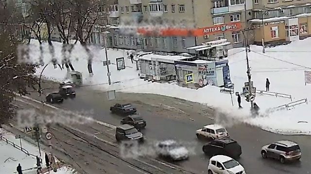 [動画0:53] 強引に追い越しをするＢＭＷ、路駐トラックに衝突