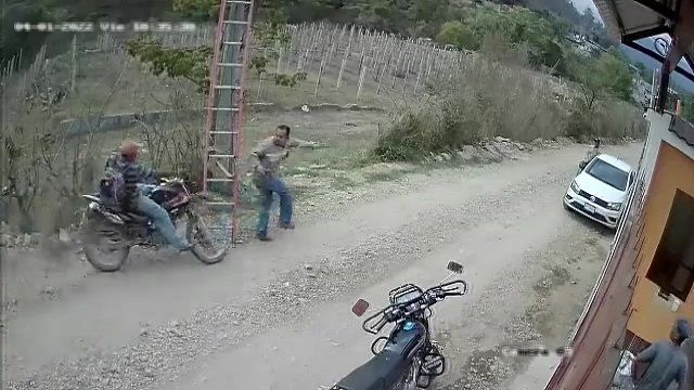 [動画0:30] 電柱工事に突っ込むバイク、古いコントみたいｗ
