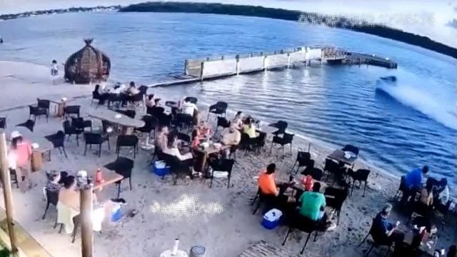 [動画0:12] パーティー女子、水上バイクで桟橋に突っ込む