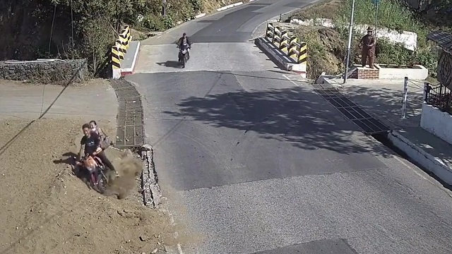 [動画0:47] 夫婦の乗るバイク、砂山に突っ込む