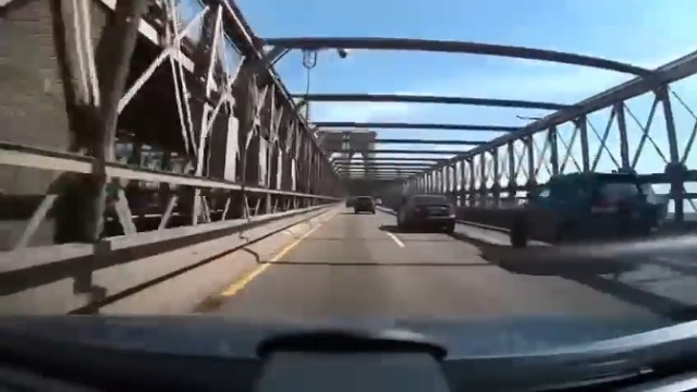 [動画1:00] ブルックリン橋を猛スピードで走る車、クラッシュの瞬間