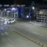 [動画0:16] ライダーに重傷を負わせた車、フルスピードで逃走