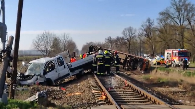 [動画3:34] 列車がトラックと衝突、激しく脱線する