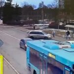 [動画0:14] バスを待っていたら反対から車が突っ込んできた！