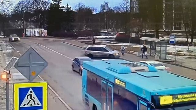 [動画0:14] バスを待っていたら反対から車が突っ込んできた！