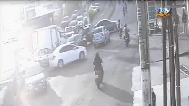 [動画2:51] 信号がないため混雑する交差点、飛び出す車にバイクが衝突