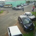 [動画0:23] 不運な男性、車の衝突事故に巻き込まれる