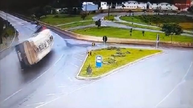 [動画0:21] タンクローリーが横転、道路から転がり落ちていく