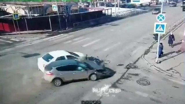 [動画0:09] 歩行者もビックリ、衝突した二台の車が左右に
