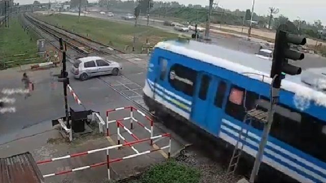 [動画1:15] 踏切で動けなくなった車に列車が衝突