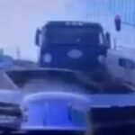 [動画1:05] 中国製ダンプトラックが暴走、突っ込んでくるドラレコ映像