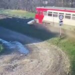 [動画1:37] 踏切で列車と衝突、車が押されていく・・・