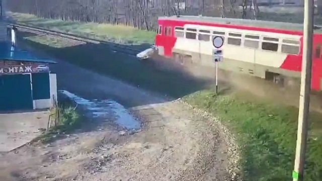 [動画1:37] 踏切で列車と衝突、車が押されていく・・・