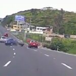 [動画0:23] スピード違反車がスピン、巻き込まれた車が歩道に突っ込む