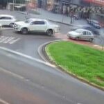 [動画0:10] 道路を横切る車にバイクが衝突、ライダーが道路に叩きつけられる