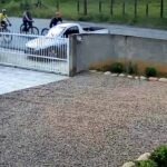 [動画0:54] コントロールを失った車、サイクリストを撥ねて庭に突っ込む