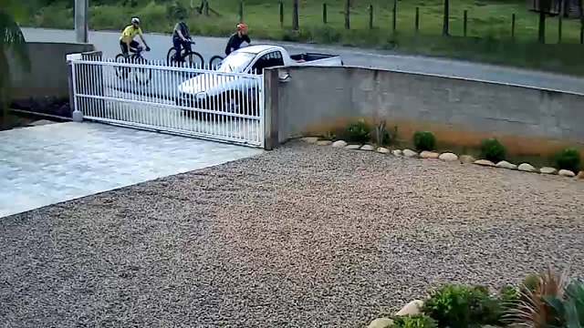 [動画0:54] コントロールを失った車、サイクリストを撥ねて庭に突っ込む