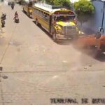 [動画0:46] トラックに弾き飛ばされる乗用車、ゴロンとひっくり返る