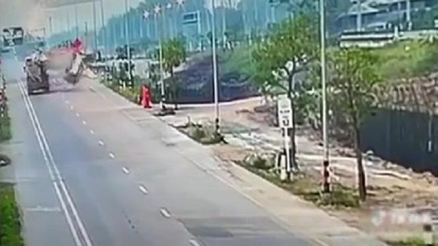 [動画0:20] 追突したピックアップトラック、ひっくり返って道路から転落