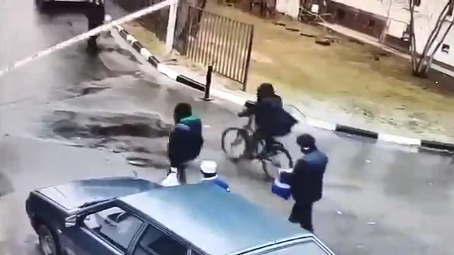 [動画0:09] 盗んだ自転車で走り出した男、まさかの事態に改心