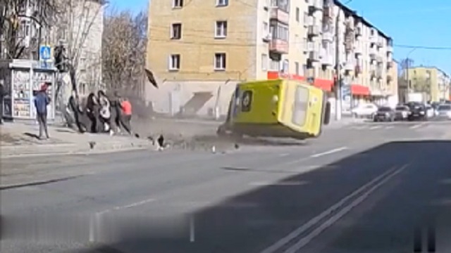 [動画0:24] 救急車が交差点で衝突、歩道の歩行者が巻き込まれる
