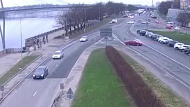 [動画0:41] ゆっくり道路を横切る車、川に消えていく