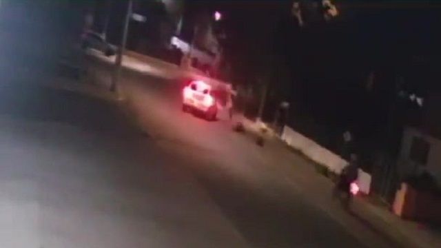 [動画0:32] 脇道から出てきた車にバイクが衝突・・・、加害車両は逃走