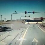 [動画0:12] 信号無視、バスを避けてクラッシュ