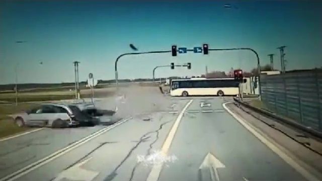 [動画0:12] 信号無視、バスを避けてクラッシュ