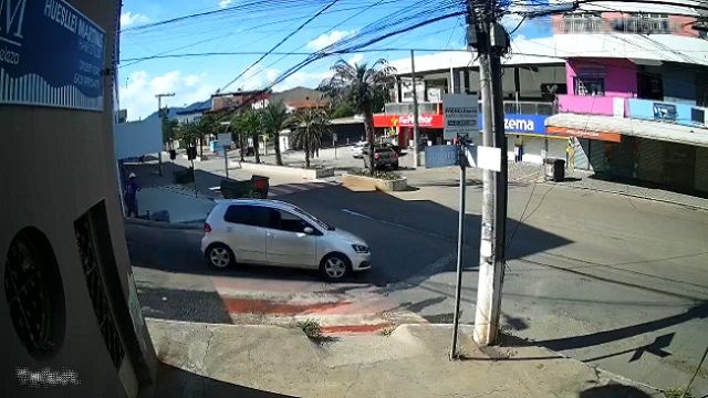 [動画0:28] 坂道を下ってきた車、中央分離帯でクラッシュ