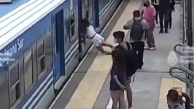 [動画1:01] ２４歳の鼻ピアスの母親、ホームに入ってきた列車の隙間に転落！！
