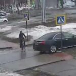 [動画0:12] サイクリスト、横断歩道の迷惑駐車にお仕置き