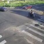 [動画0:30] 目の前で衝突事故、飛び散った破片を踏みながら走り去る車