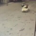 [動画0:17] 左折車を左側から追い越す車、女性が撥ねられ宙を舞う