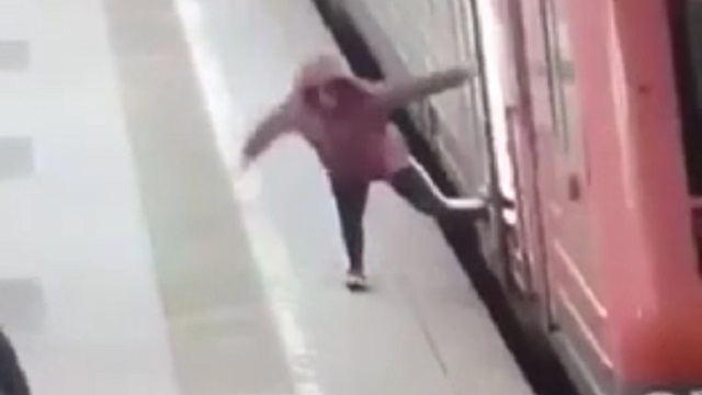 [動画0:43] 列車のドアに足が挟まった女性、ホームを引きずられていく