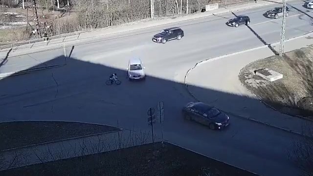 [動画0:30] 軽快に走るサイクリスト、左折してきた車に激しく衝突